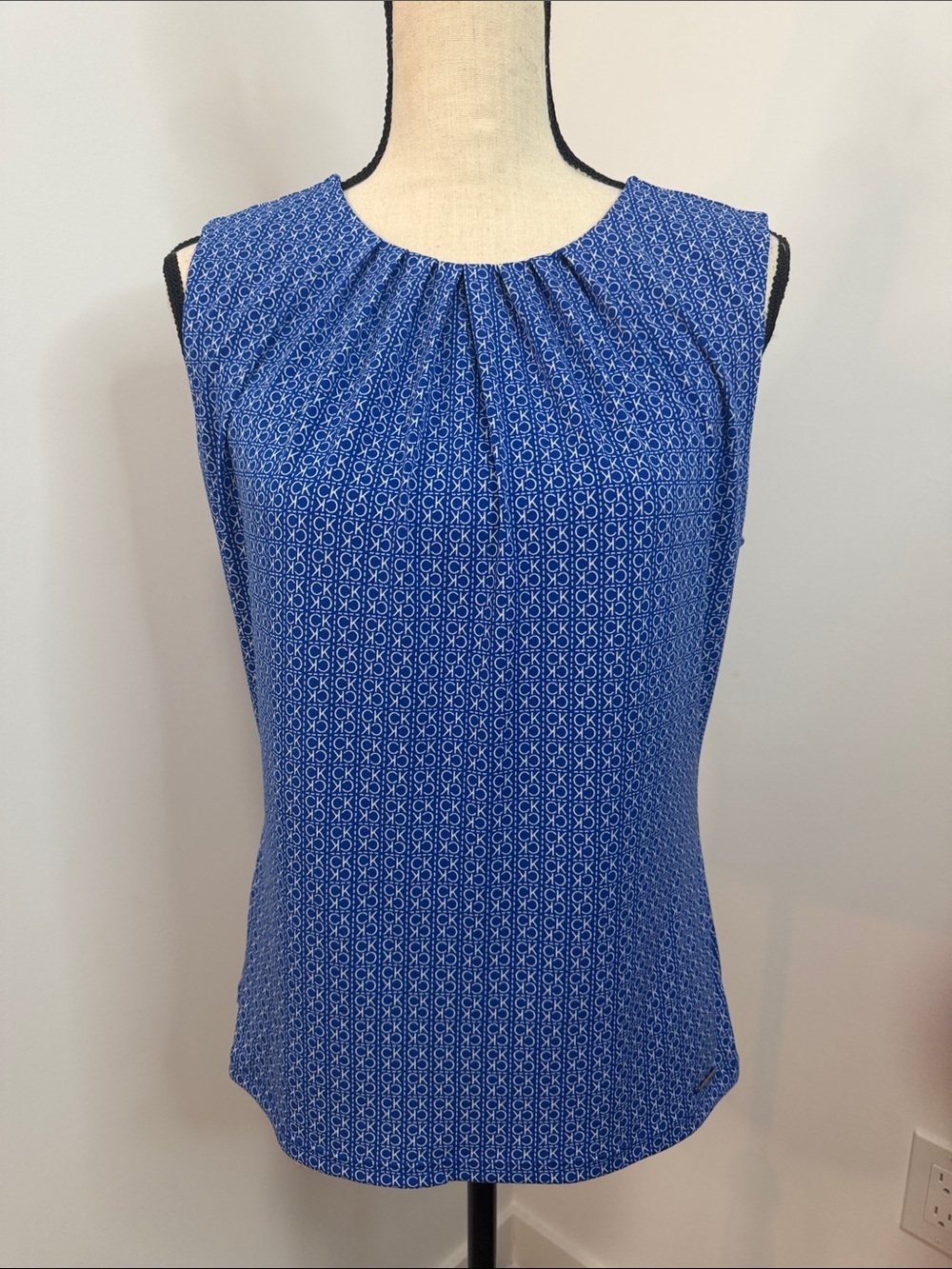 Calvin Klein Blue Monogram Logo
Printed Sleeveless Blouse. Sz S